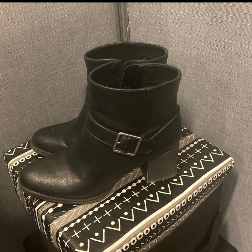 Black Centralizers ankle boots